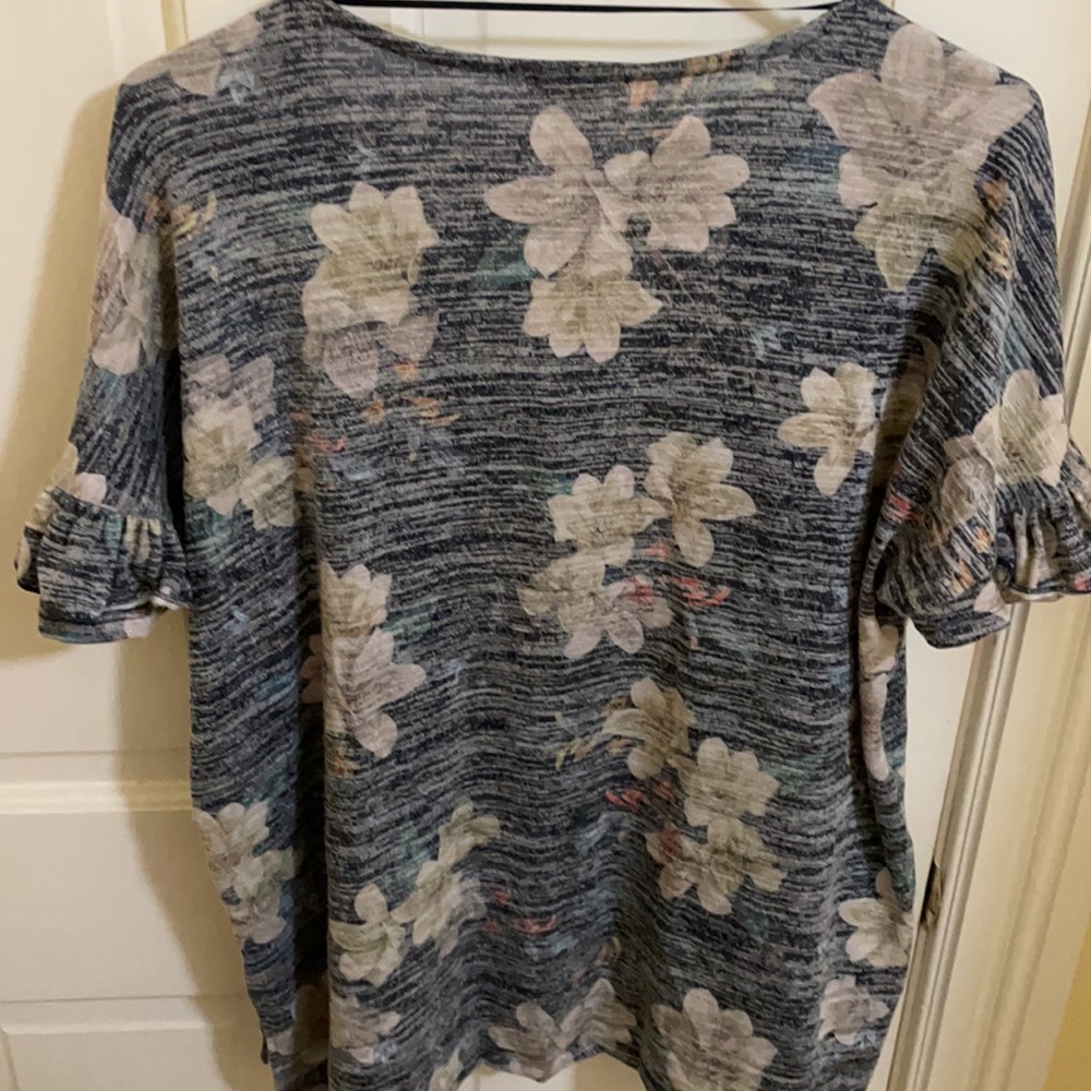 Flowery button top - Picture 3 of 3